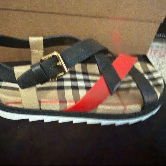 Brand new in box size 3 kids unisex Burberry sandals - Picture 8 of 9